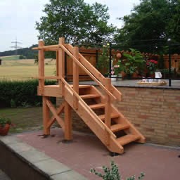 Terrasse mit Treppe aus Holz