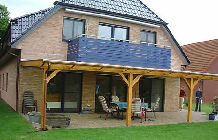 Vordach Überdach am Haus aus Holz